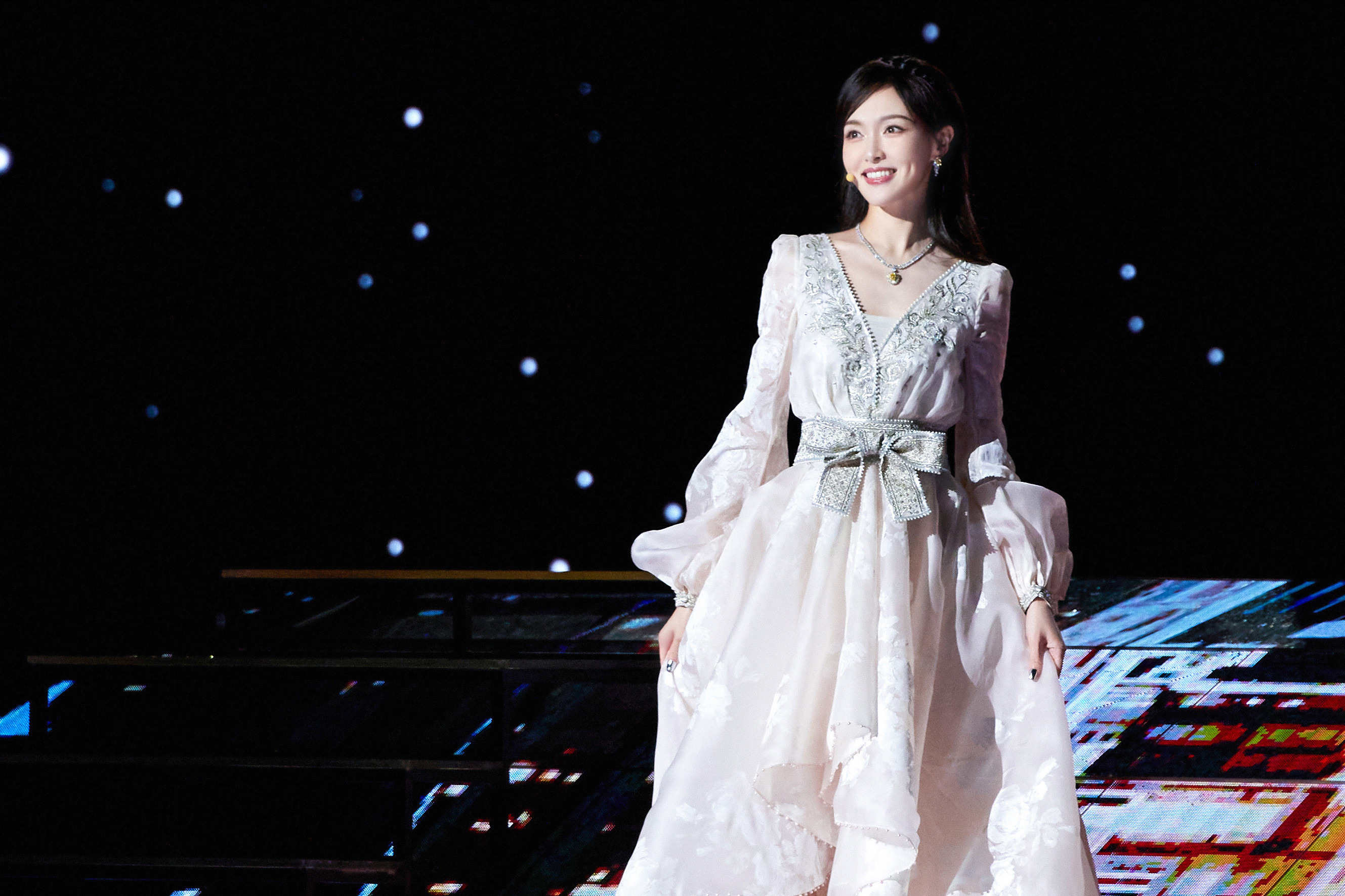 唐嫣：白色公主裙，仙气满满。唐嫣