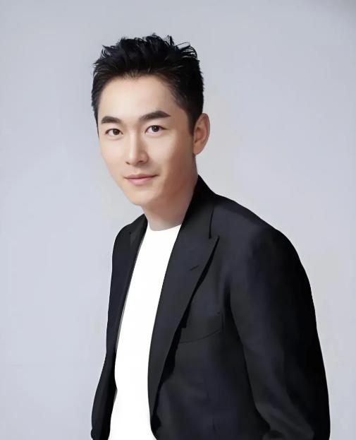 演员拍戏已经挣不了多少钱了。朱泳腾说：“拍戏就像个金字塔，顶尖的大概就50个人左