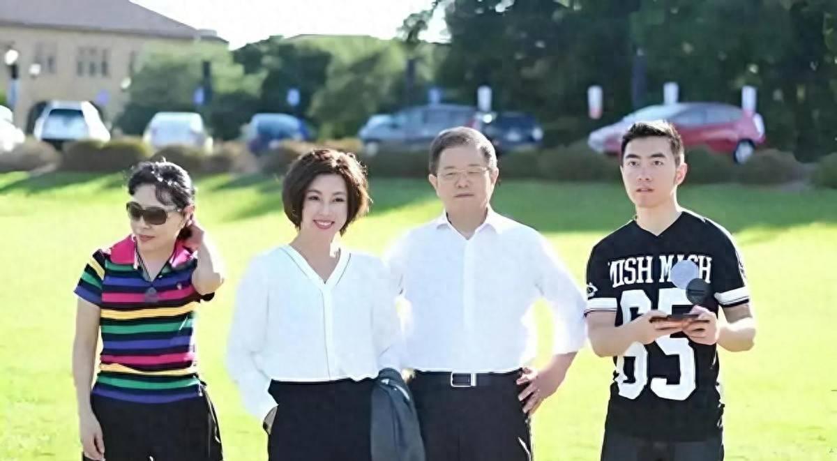 刘晓庆和刘晓红是同母异父的姐妹，刘晓红比刘晓庆小5岁。1992年，刘晓红和丈夫靖
