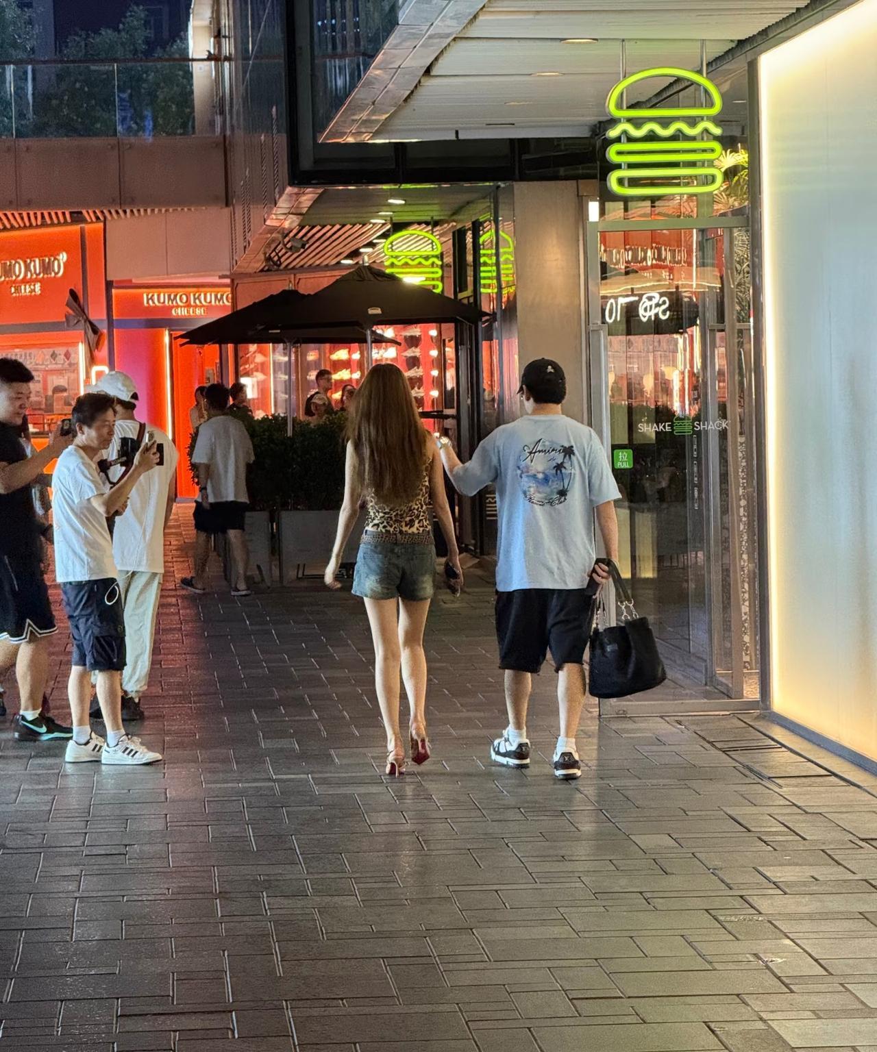 王思聪回国了吗？有网友在北京三里屯偶遇了王校长。从曝光的画面我们可以看出，当天