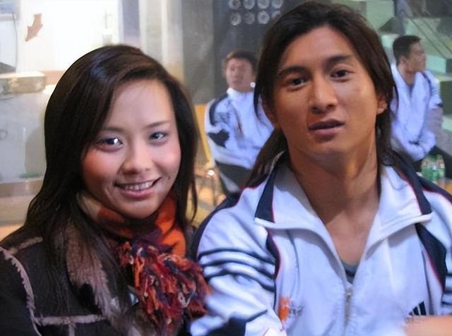 吴奇隆前妻气质蛮好的，是个有韵味的女子。不得不说，吴奇隆很幸福，两任妻子都是有辨