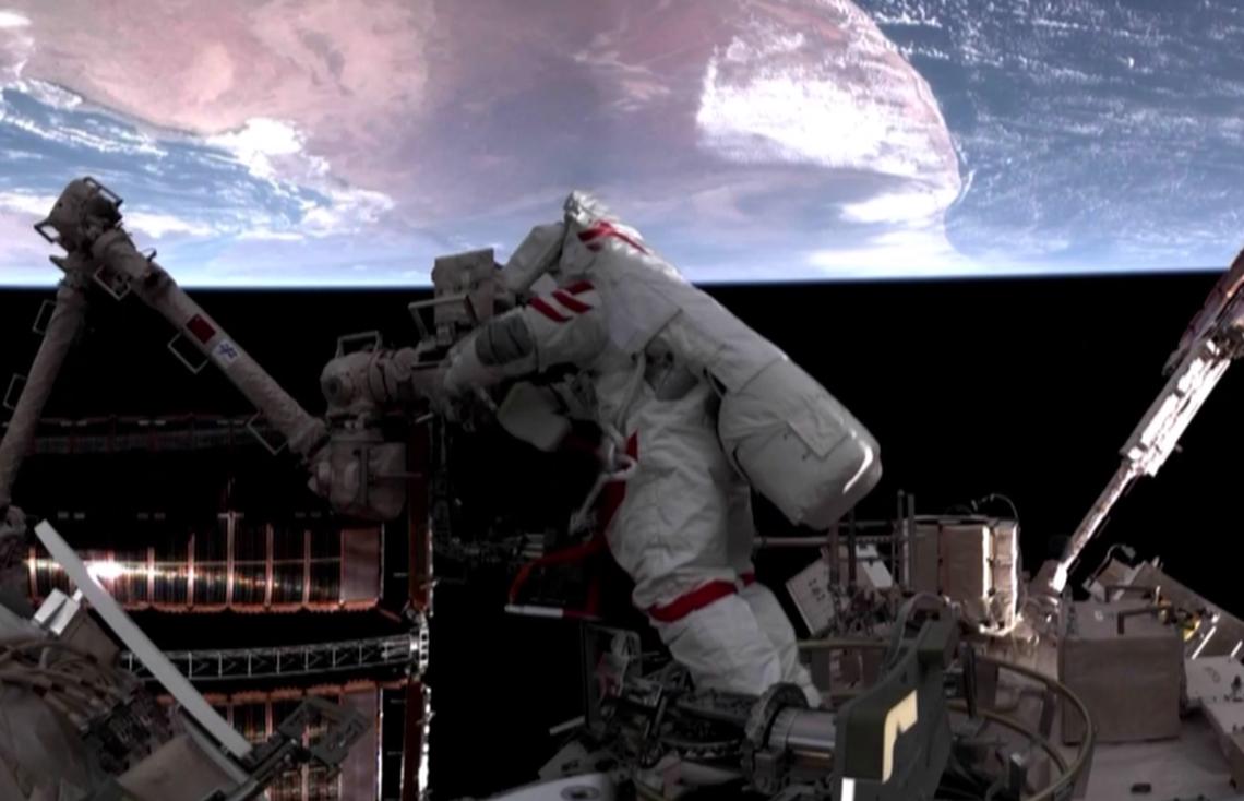 虽说“神舟20号”乘组已于前不久顺利归来，但首次出现的“在轨飞船遭太空微粒撞击并