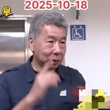 张亚中投完票后松了口气，总算完成任务。他随后发出“最后的告诫”：不管谁当选，首要