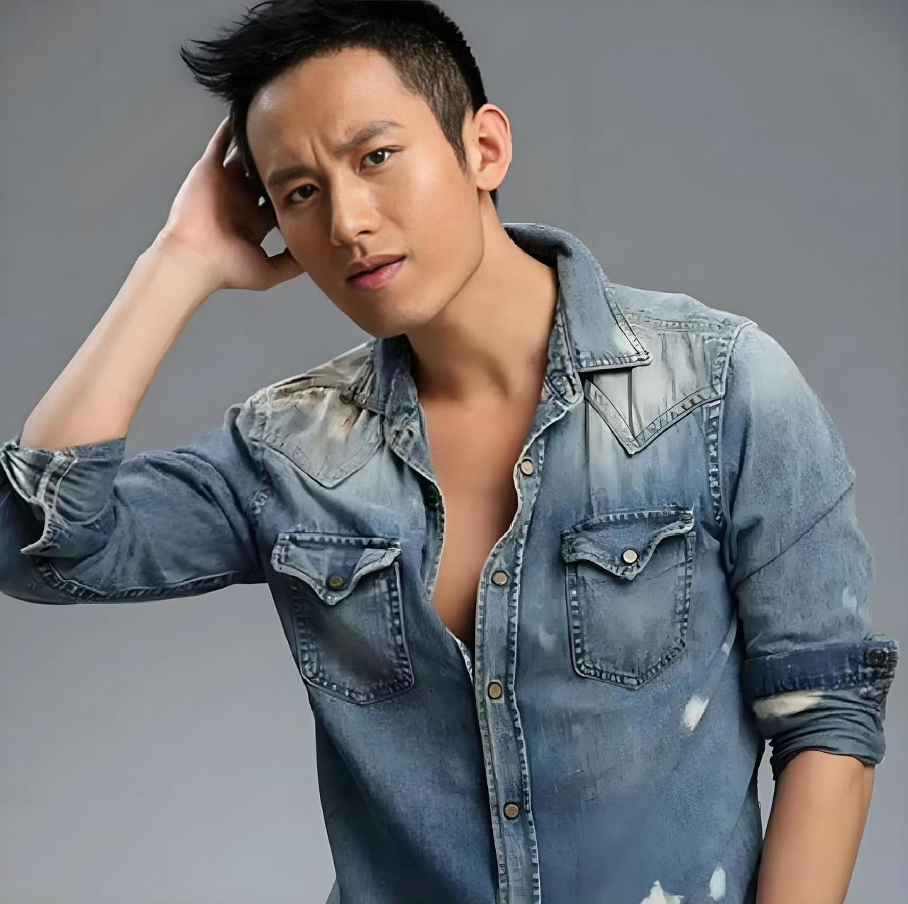 考古挖到成毅早年旧物料真的好惊喜！原来他22岁就已经担纲电影主角，镜头里满脸青涩