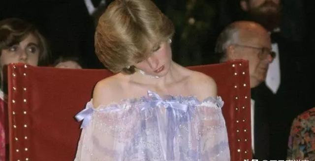 “美成了一幅画！”在一次活动中，英国王妃戴安娜由于宴会持续时间太长，她感到非常无