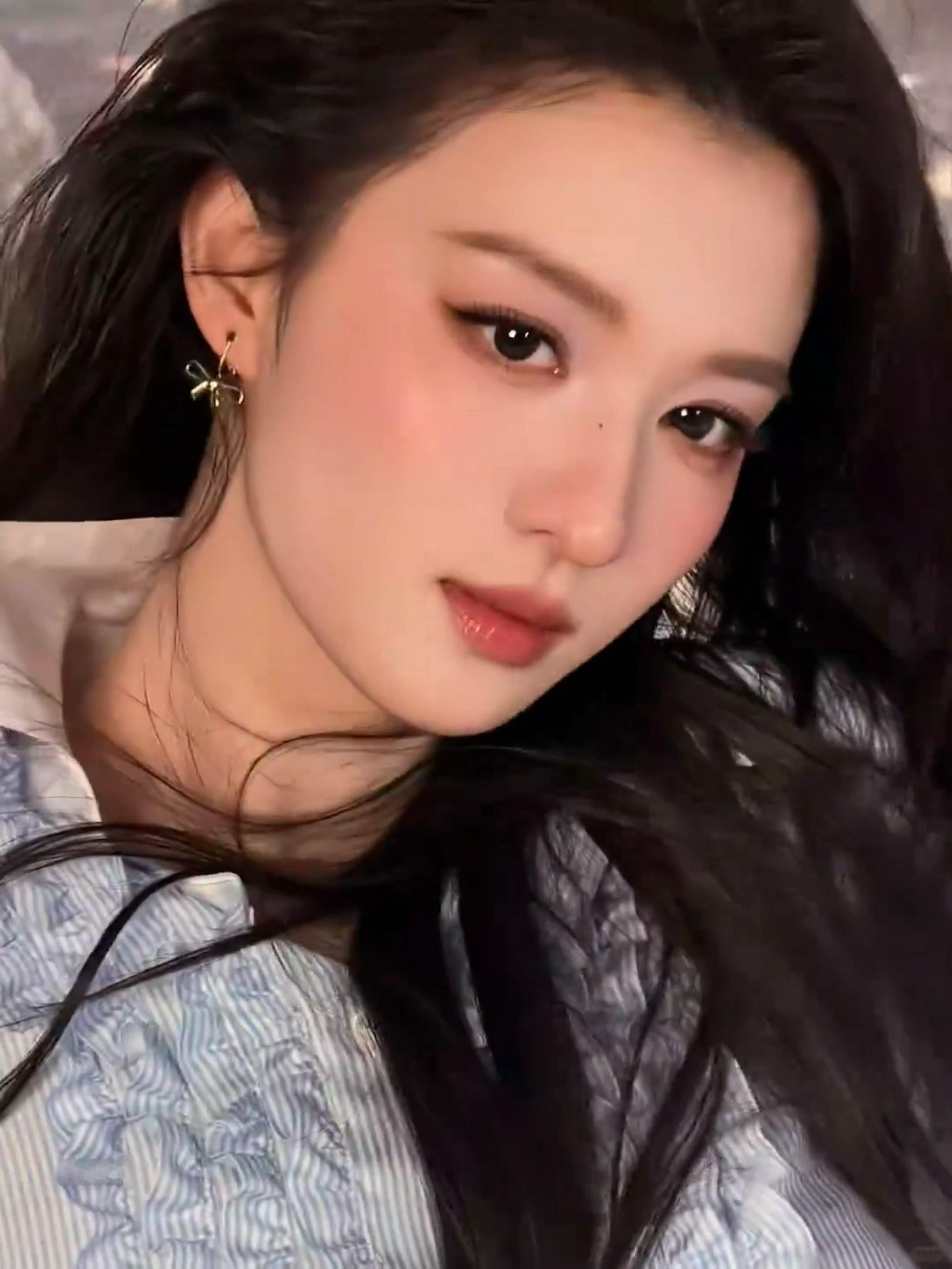 王楚然这个金色梦境妆太美了吧每一张都美到我反复心动，镜头完全装不下她的好看对我的