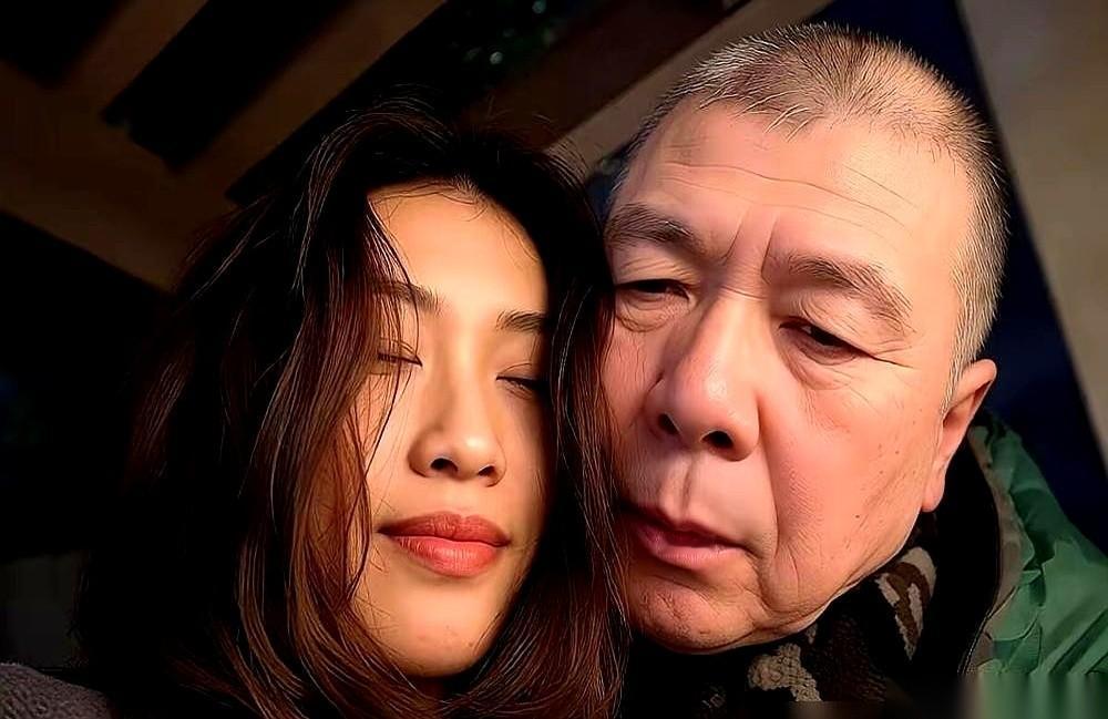 67岁的冯小刚在镜头前低头抹了下眼角。对面站着的，是刚拿到纽约大学电影系录取通