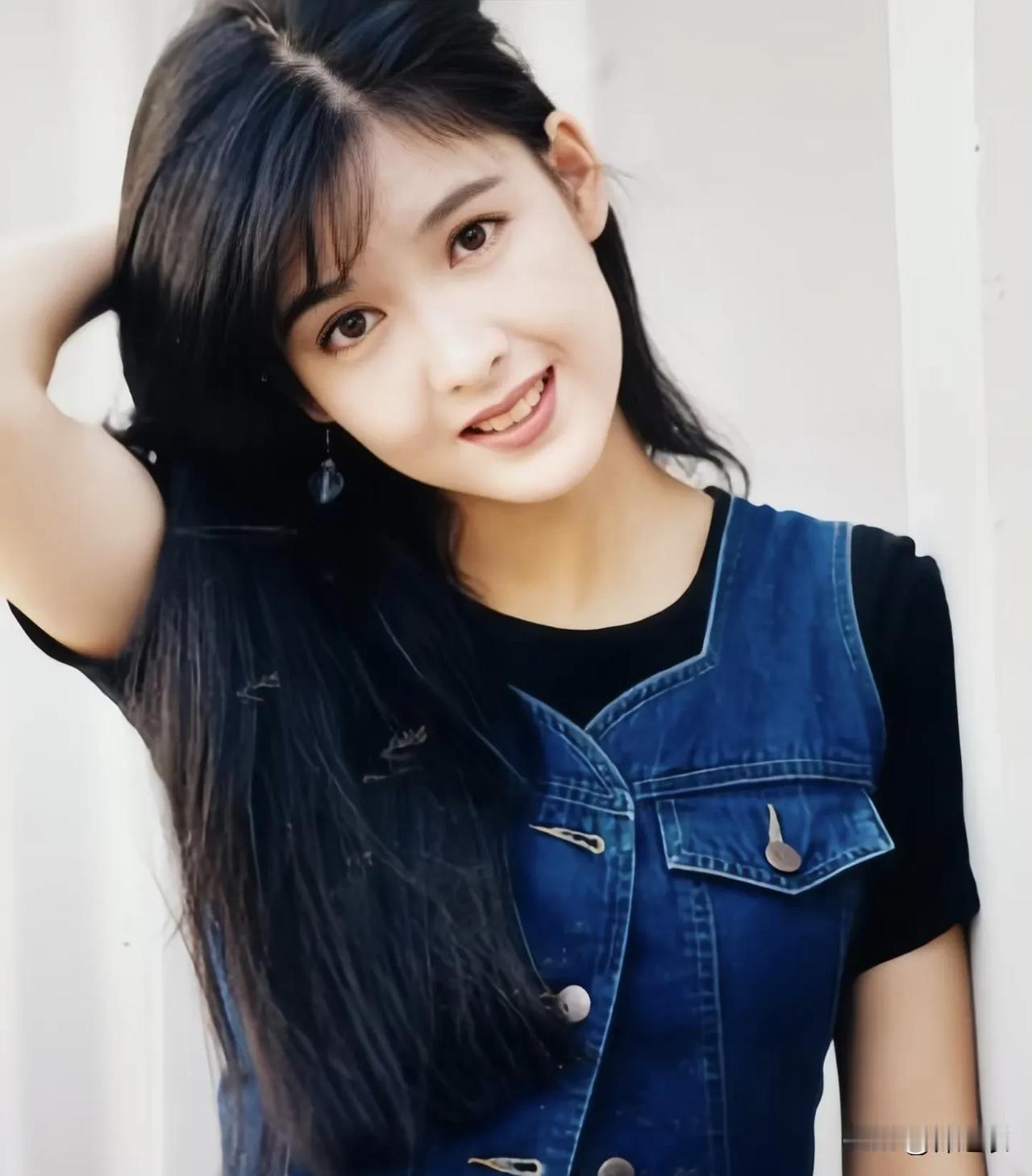 周慧敏不仅有双眼皮大眼睛樱桃小嘴、小巧玲珑的鼻子，还有着雪白皮肤，浓密乌黑的长发