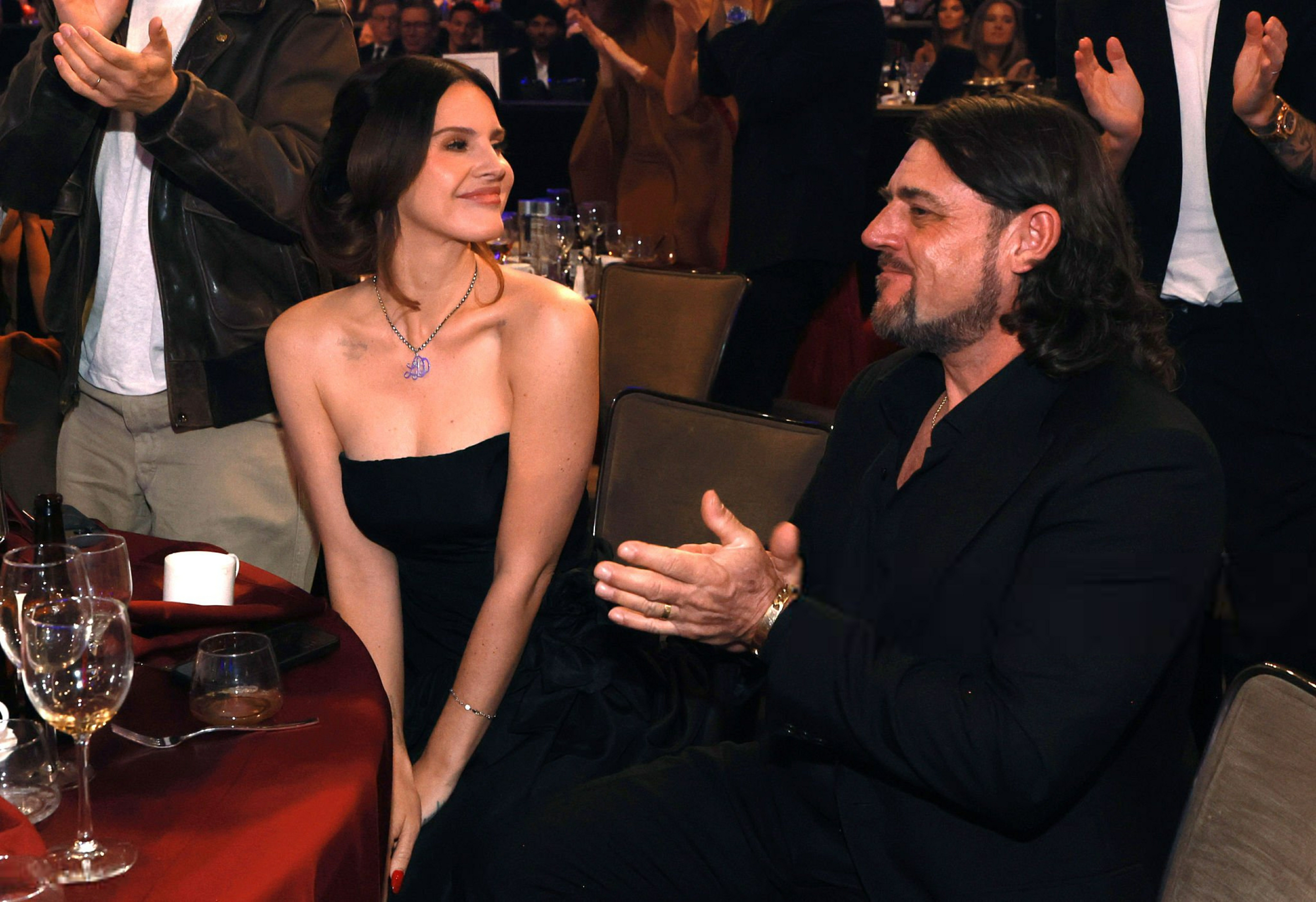 打雷好美！LanaDelRey携爱夫鳄鱼人亮相第68届格莱美预热派对！虽然L