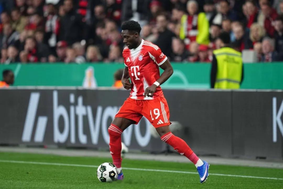 德国天空体育消息，阿方索-戴维斯无意离开拜仁，拜仁也没有将他推向转会市场或者通过