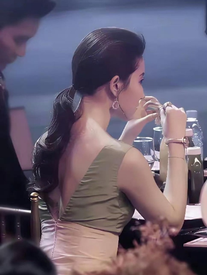 好奇，刘亦菲是怎么做到后面一点点头发，颅顶那么多头发的