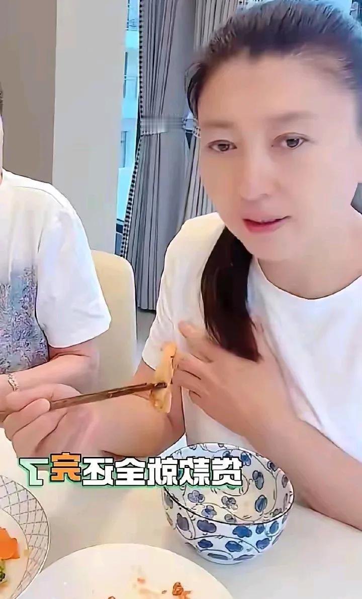 闫学晶说她要是有一个亿该多好，真是不知天高地厚。啥身份啊！拍了几部戏，唱了几年二