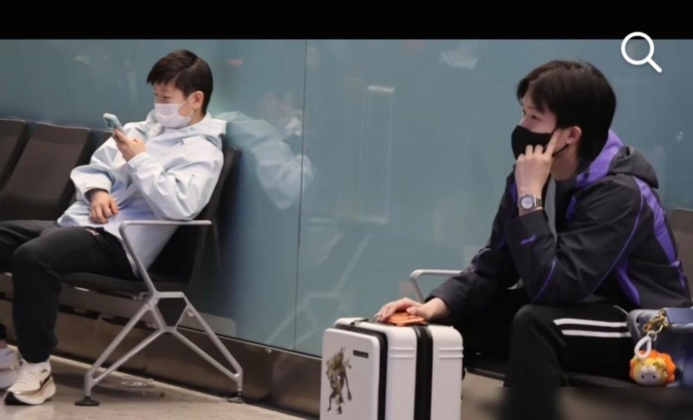 国乒的默契，根本不在球场上，全在机场那五米之内。你以为他俩在聊天？错了。周围