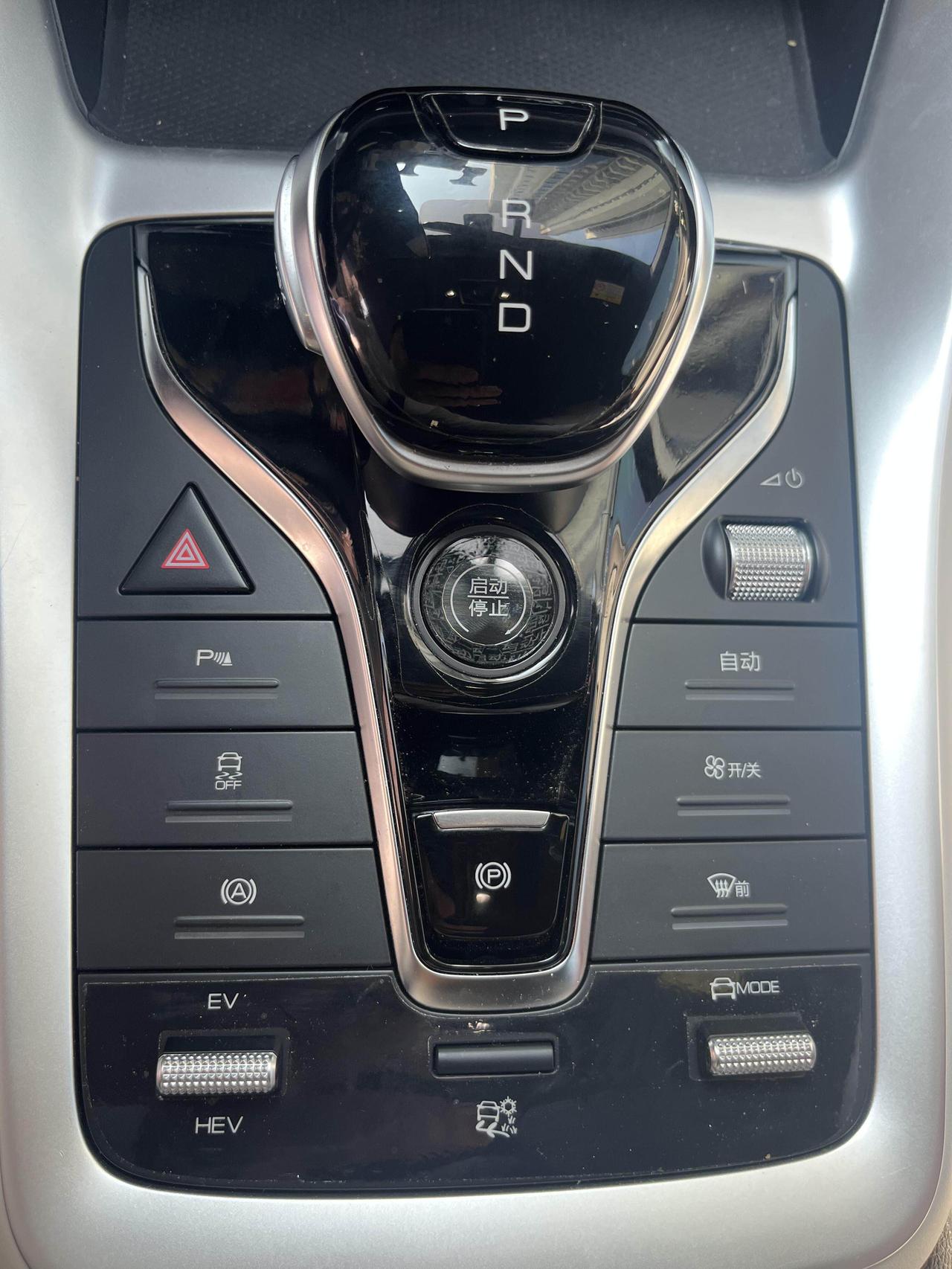 比亚迪以后所有车型都切换怀档！怀挡都说好用，但是还是习惯中控换挡，右手总喜欢