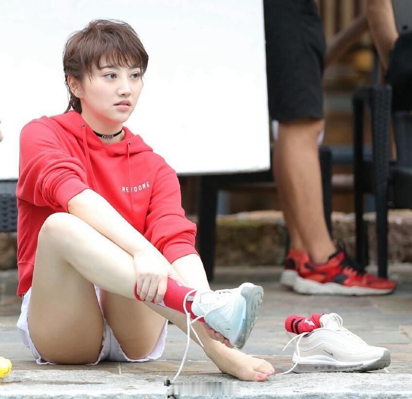 景甜短发太飒了，美出新高度。