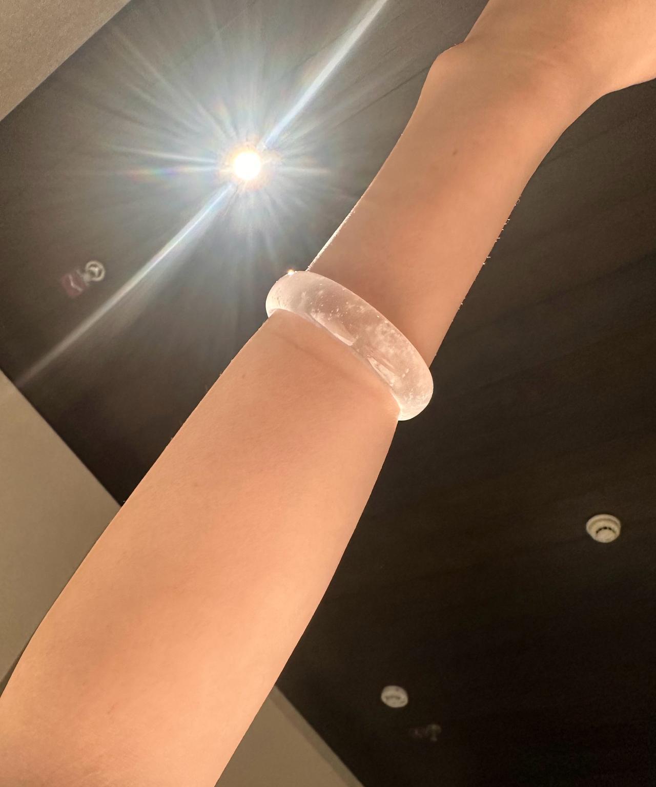 看到晚晚的翡翠镯子，我跟老公说，给我也买一个呗。老公白了我一眼说，你太看得