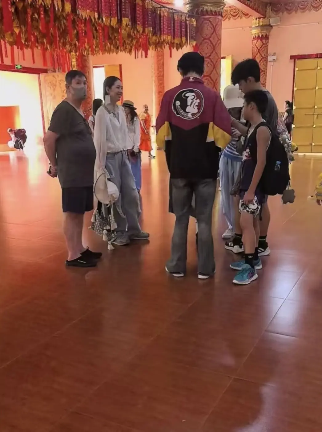 郭碧婷一家度假被偶遇，本人好松弛。郭碧婷跟向佐带家人度假，郭碧婷本人被...