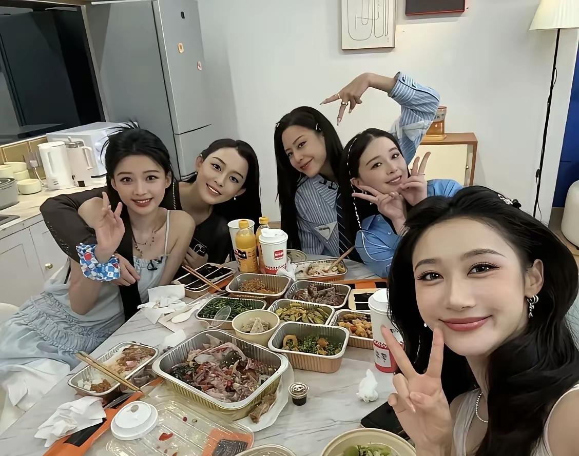 一群花枝招展的人，却没人会做饭，满桌子都是外卖。在她们的观念里，做饭是男人的事