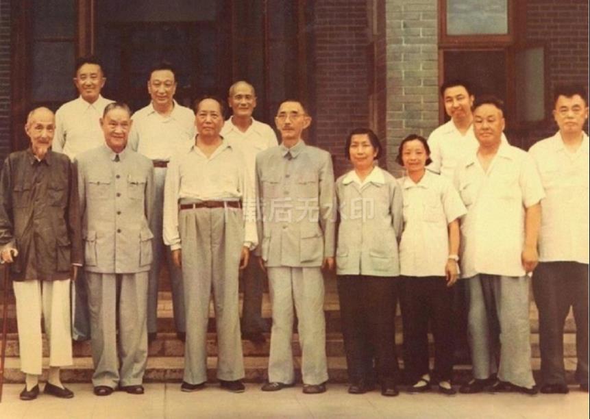 老照片：1959年毛主席在长沙接见国锋同志等人，与他们谈话合影。