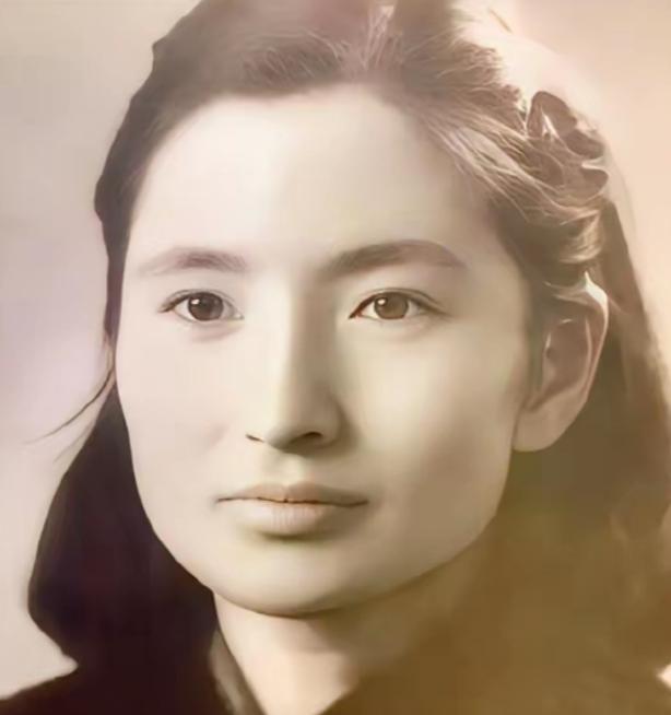 1943年，女特工邓静华炸毁日伪机关后，逃亡城外，不想日军穷追不舍，她被迫驾车过
