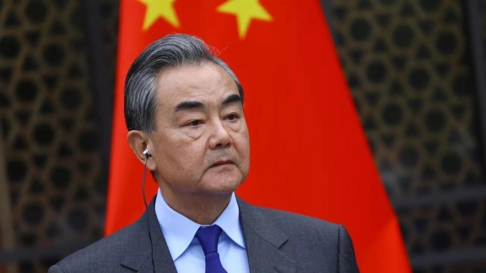 太硬气了！特朗普访华前，王毅定下三条规矩，美国别想糊弄中国。王毅外长面对镜头毫