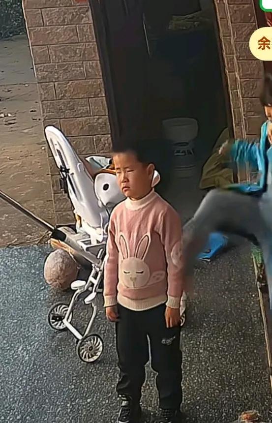 男孩哭声吵醒睡觉的弟弟，姐姐出来喊道弟弟醒了，然后一脚把爱哭的男孩踹倒在地，奶
