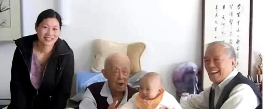 2004年，季羡林的儿子季承，70岁高龄和发妻离婚，娶30岁保姆为妻，并生下一子