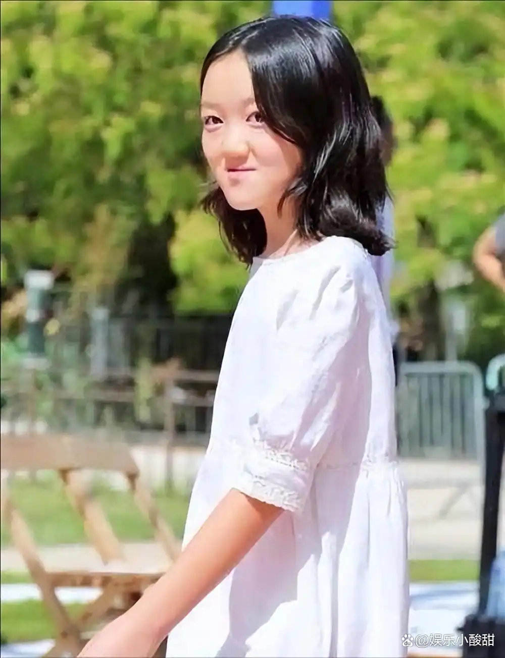 李嫣现身阿那亚！素颜黑长直太嫩，与宋妍霏同框抢眼​