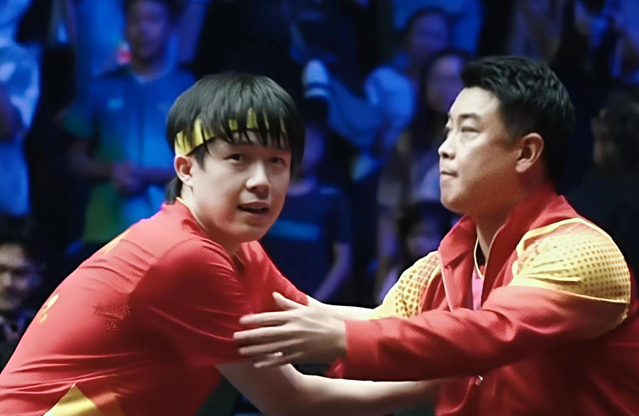 白告:儿啊！还没抱，就推开我了，干嘛呢？大头:爹，莎莎呢？白告:儿啊