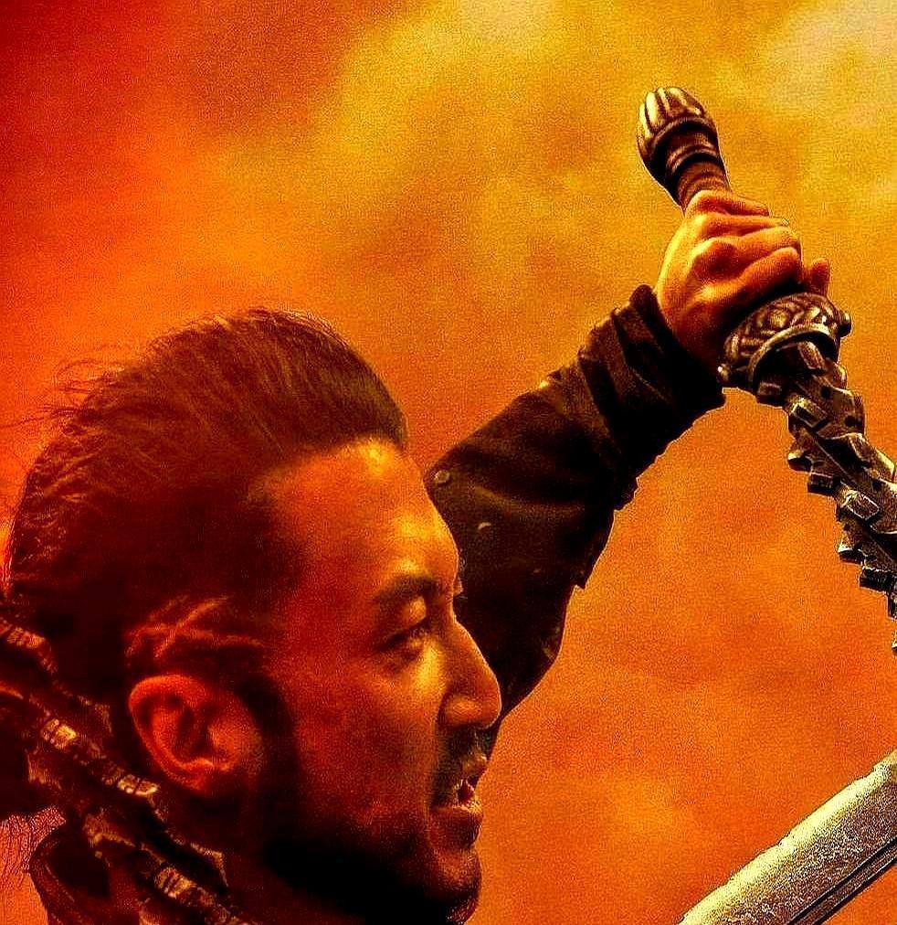 凌晨三点排片经理亲手掐掉一部电影，笃定它活不过天亮。结果早上八个未接来电，全是