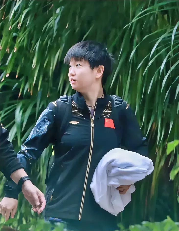不得不说成都太爱莎莎了花儿草儿都那么给力把莎莎打扮成了一只快乐的小鸟又像