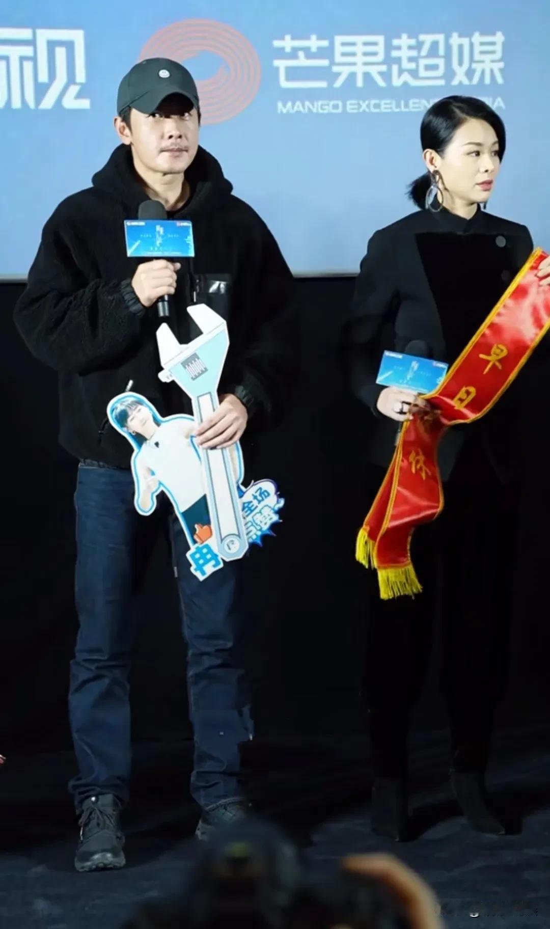 罗晋，在丧父后首次露面，和胡杏儿一起宣传新剧《时差一万公里》。他穿着黑色外套深