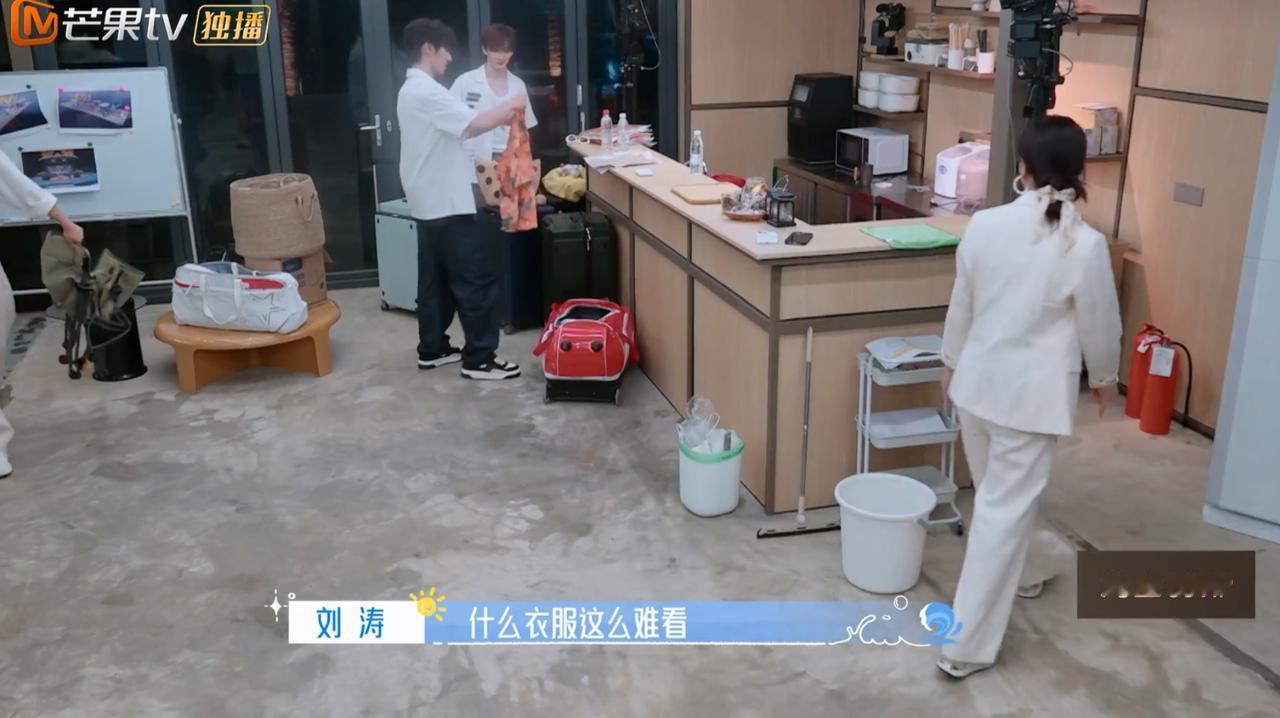 哎，刘涛什么时候在海南三亚又当起了民宿老板，由于天气原因，风浪大，她的海上民