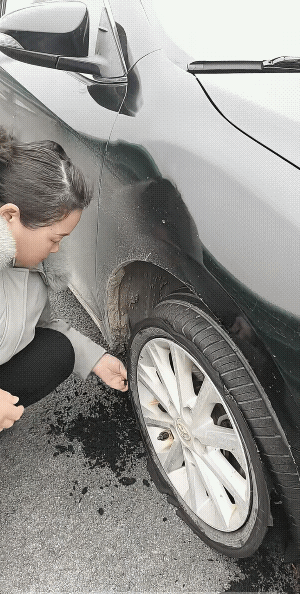 这不是碳化，是没气了，轮胎内长距离碾压后成了粉末，造成轮胎破了，漏到了外面。车