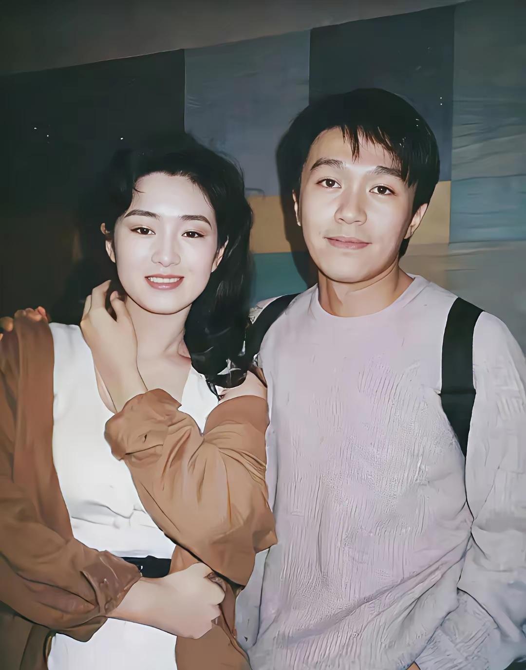 1992年珍贵合影！27岁巩俐遇上30岁周星驰，彼时正在拍摄《唐伯虎点秋香》。