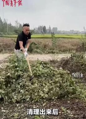 9月30日，湖北荆州，一男子开车路过当地一村庄时发现一座烈士纪念碑，出于对烈士的