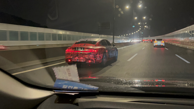 杭州高架偶遇看到实车，特意看了看灯壳，果然凸起的。这个刮擦的重灾区，凸起个灯壳