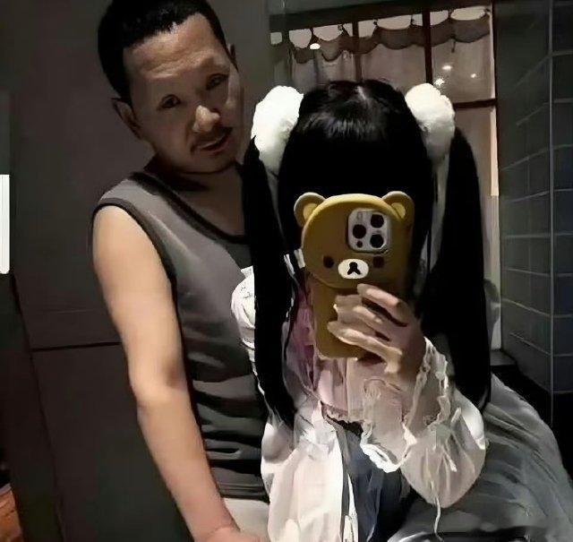 看第一张还以为白菜被猪拱了，看完第二张就不这么觉得了，觉得白菜🥬就是喂猪的。