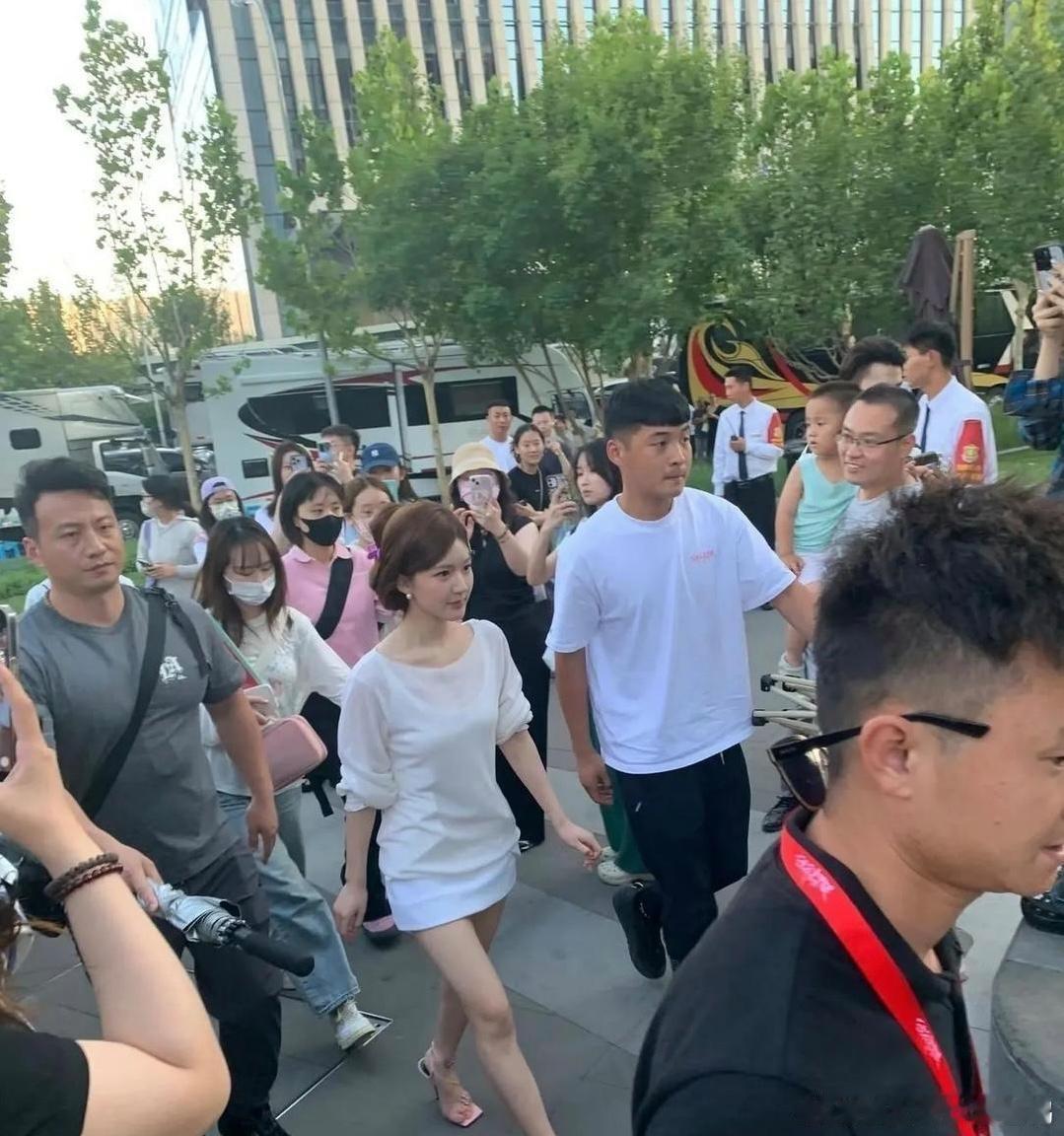 网友偶遇赵露思的生图一出，这下算是实锤她只有八十斤了吧！