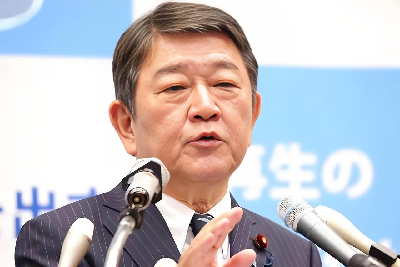 日本把上吊绳套到自己脖子上了。他们居然自愿放弃对冲之鸟礁等诸多岛屿的主张，这个不