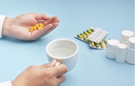 吃完饭再吃药等于白吃？什么时间吃药药效好，医生一次说清楚 服药，健康的“关