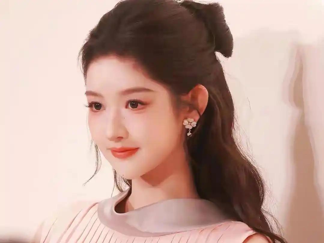 王玉雯身披Dior粉色套裙惊艳亮相，蝴蝶结造型巧妙平衡少女感与高级感，完美诠释甜