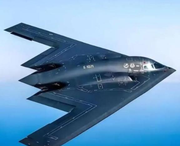 中国能打下B-2吗？美国B-2轰炸机，神不知鬼不觉的打完伊朗，又飞回美国本土。谁