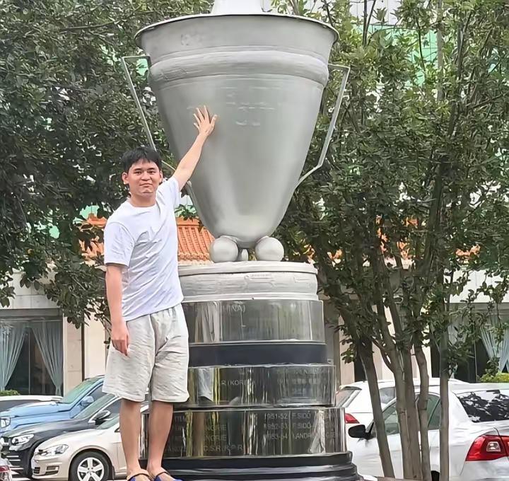 这下好了，差距一下就出来了！同样是给广西捐款，为什么300万没人议论，林诗栋的2