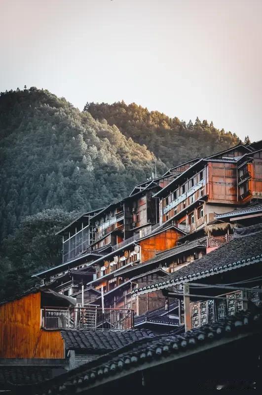 我超喜欢西江千户苗寨！它可是中国乃至全世界最大的苗族聚居村寨，由十余个自然村寨相