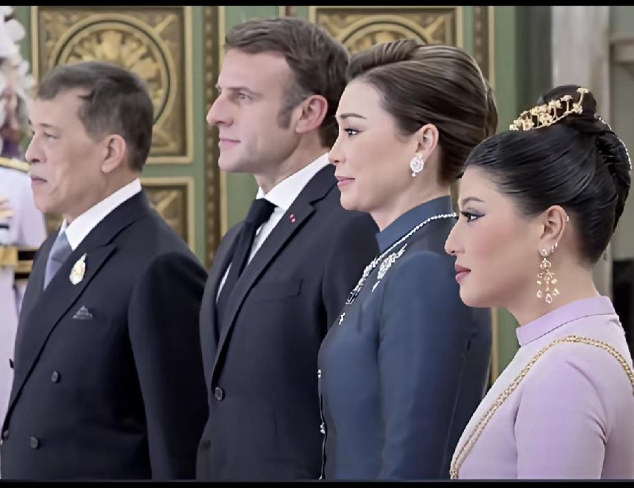 思凡蕊公主代替姐姐帕公主出席公务。泰王玛哈携妻女访问法国，主宾相见气氛轻松愉快
