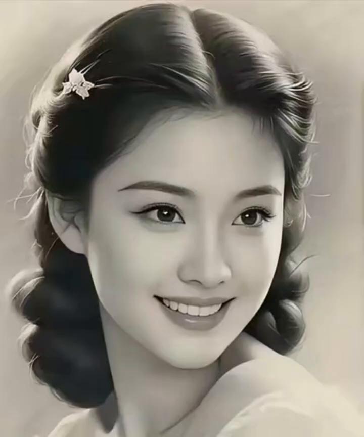 她长得太惊艳了，特别有古典美。那双水汪汪的大眼睛，一笑起来特别勾人。洁白的牙齿配