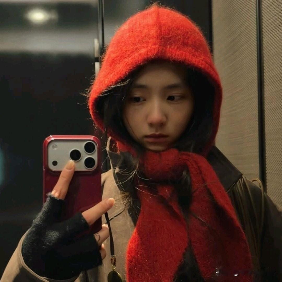 黄多多20岁自拍太绝了！黄多多生日前晒的素颜自拍直接冲上热搜！灰色外套配针