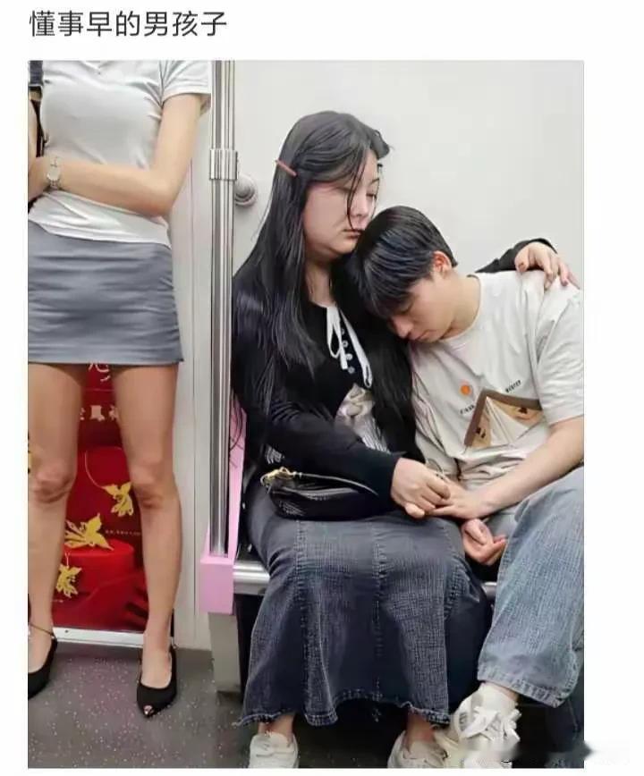 懂事早的男孩子，会有姐姐的怀抱可以依靠……