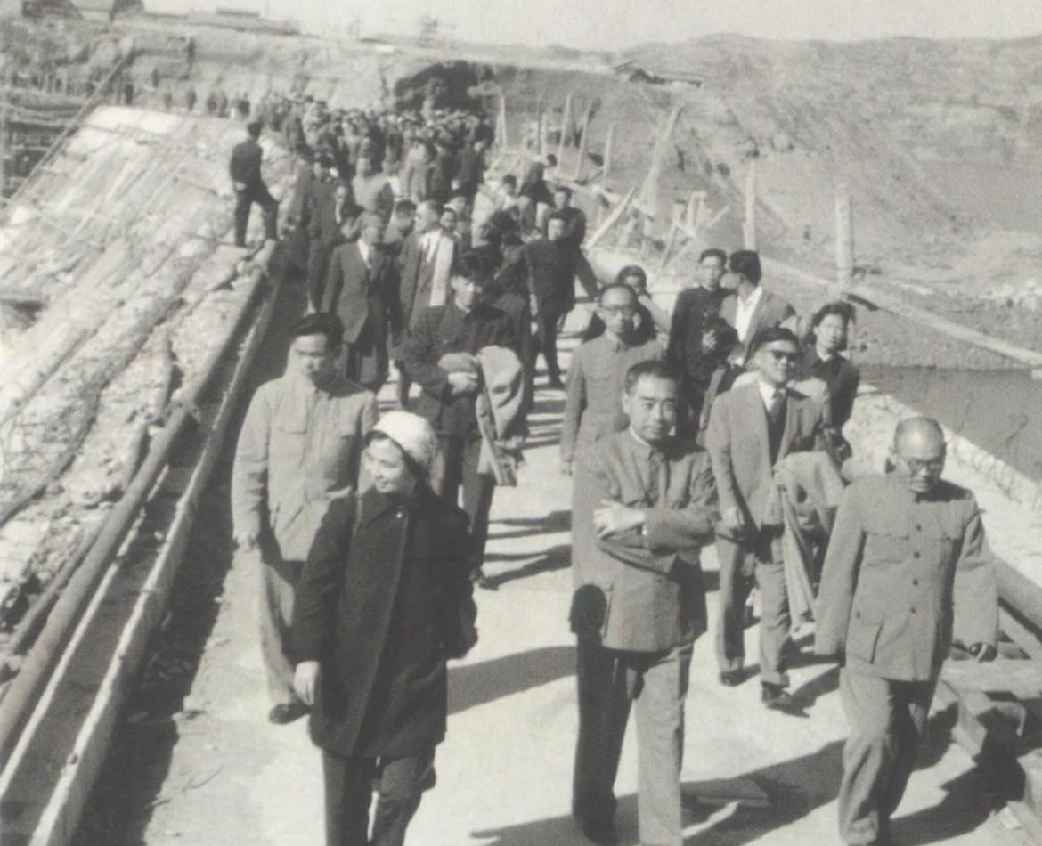 【周恩来总理的老照片】1961年10月8日，周恩来视察三门峡，这也是他第三次实地